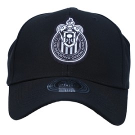 GORRA LISA NEGRA ESCUDO MONOCROMÁTICO CHIVAS